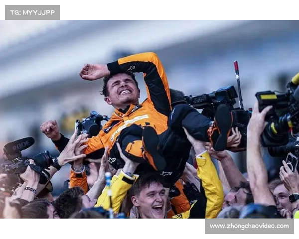 F1阿布扎比站赛后狂欢,诺里斯与粉丝互动庆祝生涯首冠 F1阿布扎比站赛后狂欢,诺里斯与粉丝互动庆祝生涯首冠