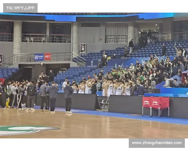 CBA新年大战主题活动,球迷与球员互动合影 CBA新年大战主题活动,球迷与球员互动合影